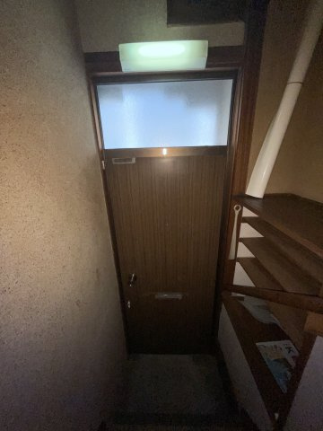 離宮前町１丁目アパートの玄関