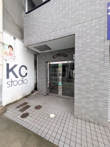 旭通ことぶきビルのエントランス