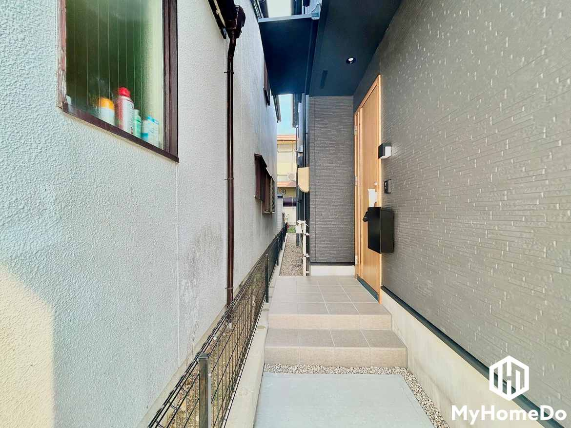 守山区太田井の玄関|ゆとりあるポーチが、住まいの第一印象を上質に演出します