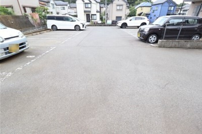 クレールコートの駐車場