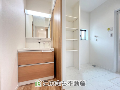 【洗面所】 | ワイウッドコート小山市粟宮第2期　 | 同社施工例※クロスや建具その他仕様が異なる場合がございます　伸びるホースのシャワー洗面台で朝の身支度や洗面台のお掃除もラクラク♪タオルの収納に便利な収納棚もございます☆