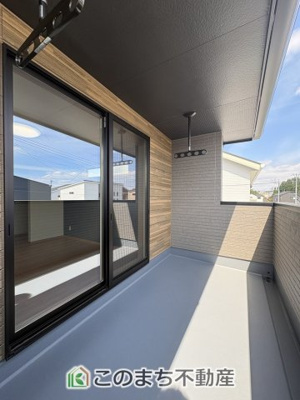 【バルコニー】 | ワイウッドコート小山市粟宮第2期　 | 同社施工例※クロスや建具その他仕様が異なる場合がございます　一度にたくさんのお洗濯物を外干し可能な広々バルコニー☆
