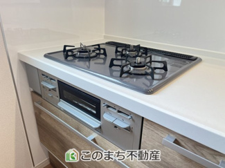 【キッチン】 | ワイウッドコート小山市粟宮第2期　 | 同社施工例※クロスや建具その他仕様が異なる場合がございます3口ビルトインコンロで同時調理可能☆時短家事につながりますね☆