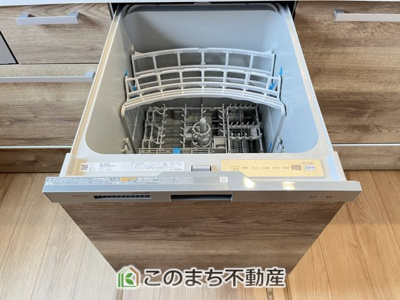 【キッチン】 | ワイウッドコート小山市粟宮第2期　 | 同社施工例※クロスや建具その他仕様が異なる場合がございます食器洗浄乾燥機付きで時短家事を可能にします☆