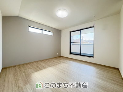 【洋室】 | ワイウッドコート小山市粟宮第2期　 | 2面採光で明るい室内が好印象☆