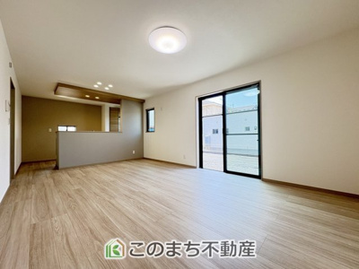 【居間・リビング】 | ワイウッドコート小山市粟宮第2期　 | 窓が多く明るいリビングスペース☆ご家族の団らんを明るい日差しがが照らします☆