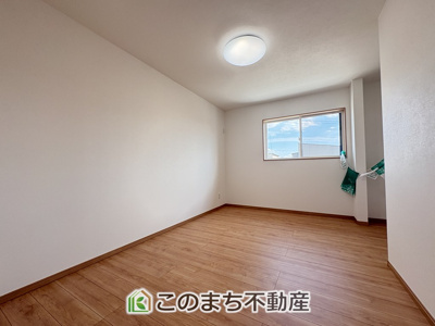 【洋室】 | ワイウッドコート小山市粟宮第2期　 | 同社施工例※クロスや建具その他仕様が異なる場合がございます　窓が多く明るい室内が好印象☆