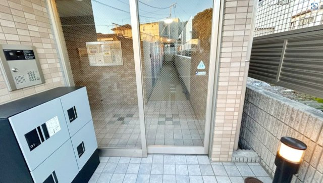 千葉市花見川区幕張本郷３丁目の賃貸マンションのエントランス