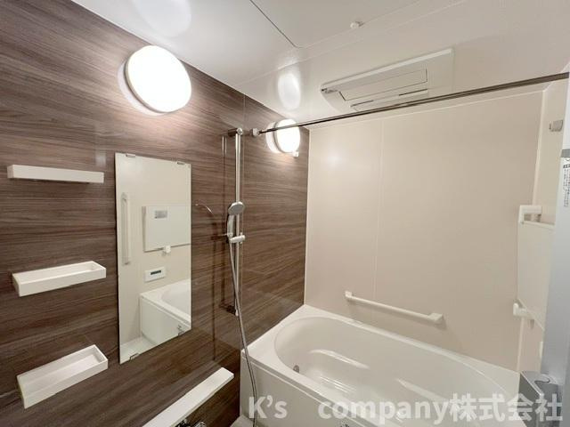 ◎藤沢市鵠沼海岸5丁目　レーベン鵠沼海岸の浴室|アクセントパネルが使用されていて落ち着いた印象の心地が良く、一日の疲れを癒せます◇