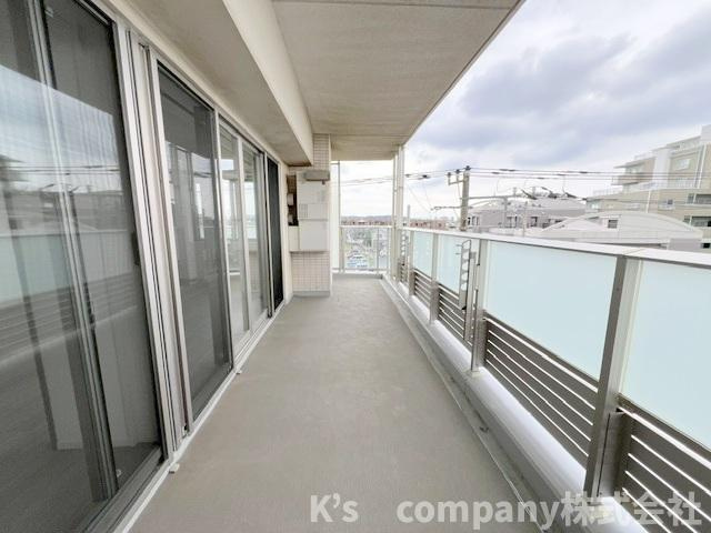 ◎藤沢市鵠沼海岸5丁目　レーベン鵠沼海岸のバルコニー|ワイドバルコニー☆お部屋をL字に囲んだ広々とした空間です◇
