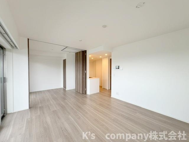 ◎藤沢市鵠沼海岸5丁目　レーベン鵠沼海岸の居間・リビング|隣接している洋室4.5帖を開放している状態です◇