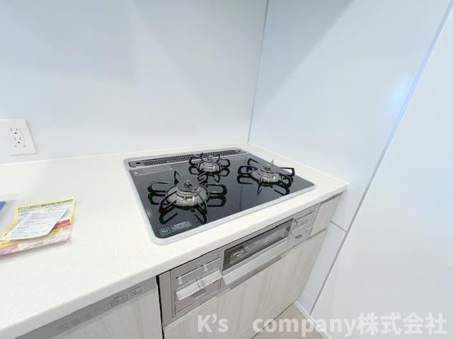 ◎藤沢市鵠沼海岸5丁目　レーベン鵠沼海岸のキッチン|三口ガスコンロでお料理の幅が広がります◇