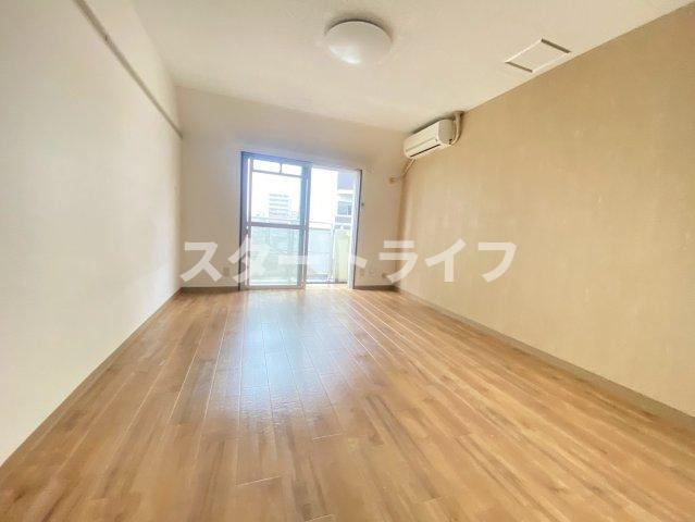 大阪市淀川区十三東３丁目の賃貸マンションの居間・リビング