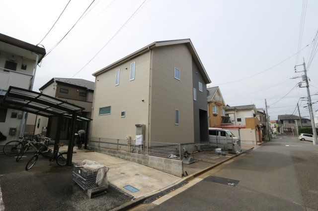 【Excellent Court】 東大和市中央１期の外観|不在時の荷物を受け取れる宅配ボックス