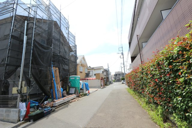 【Excellent Court】 東大和市中央１期の外観|18.14帖のLDKはキッチンに家電収納付きカップボードも完備。