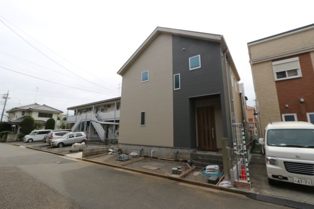 【Excellent Court】 東大和市中央１期の外観|18.14帖のLDKはキッチンに家電収納付きカップボードも完備。