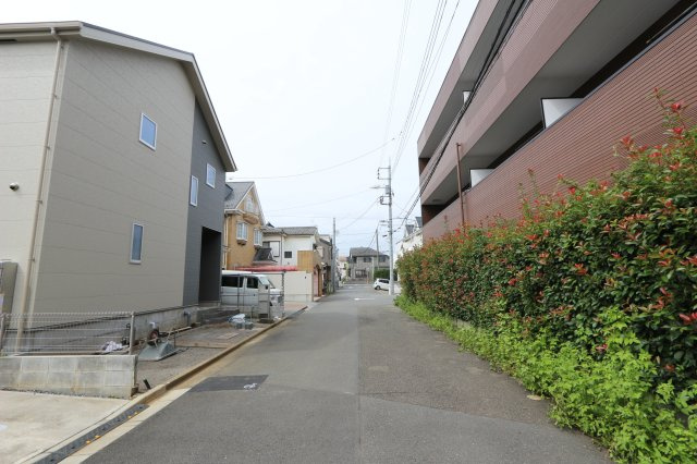 【Excellent Court】 東大和市中央１期の外観|運転、駐車が苦手な方にも嬉しい前面道路6m！