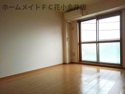【居間・リビング】 | ベル・ソレイユＢ | ゆったりとした居間です