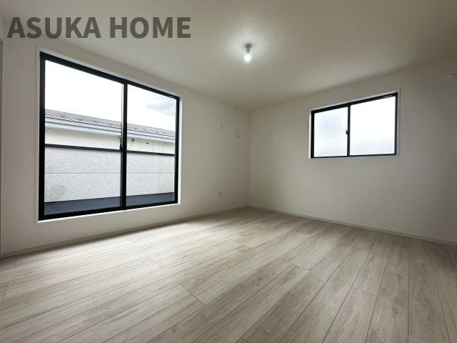 緑区北八朔町戸建の洋室|大きな窓からたっぷりの日差しが降り注ぐ明るい室内です。目覚めの良い朝を迎えられそうですね。
