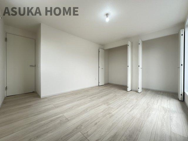 緑区北八朔町戸建の洋室|広々とした7.9帖の主寝室は居心地も良さそうですね。