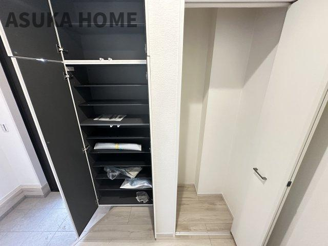 緑区北八朔町戸建の収納|シューズボックス横にも収納があります。アウトドア用品や掃除機などもすっきり収納出来そうですね。