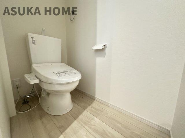 緑区北八朔町戸建のトイレ|温水洗浄便座のトイレ設備です。奥行きの有るゆったりしたスペースのトイレ空間です。