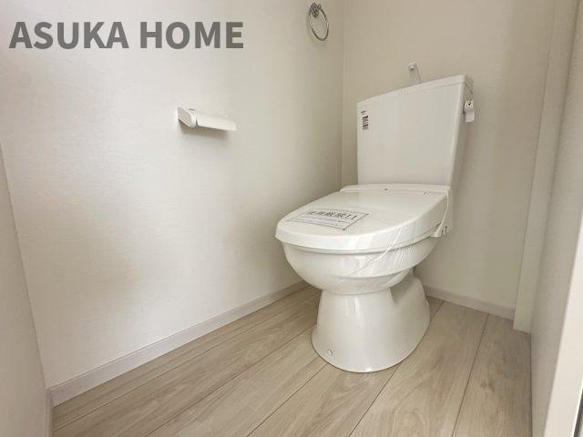 緑区北八朔町戸建のトイレ|各階に温水洗浄便座のトイレ設備設置済です。