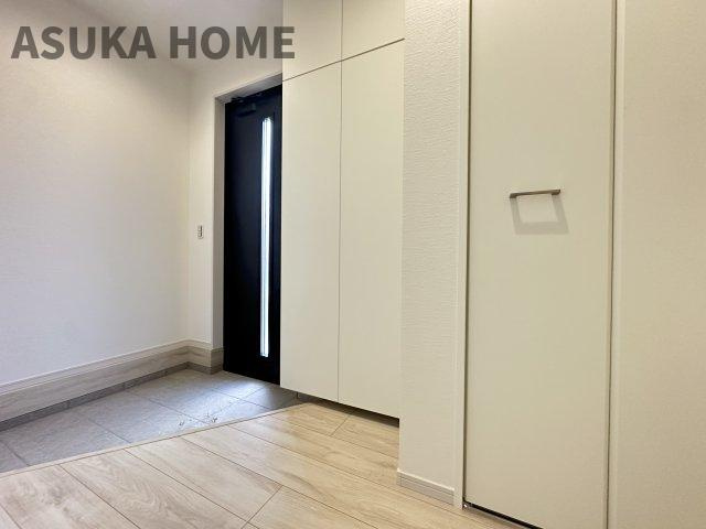 緑区北八朔町戸建の玄関|優しい色合いの明るい玄関です。玄関収納も多く嬉しいですね。