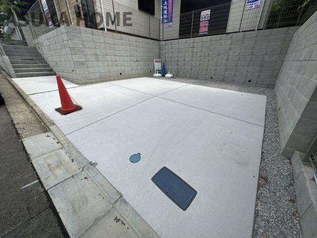 緑区北八朔町戸建の駐車場|駐車場２台付き！1台は駐輪スペースにして家族みんなの自転車もゆったり停められますよ！