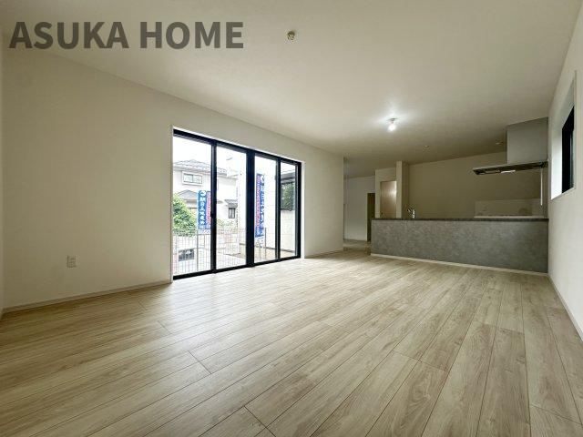 緑区北八朔町戸建の居間・リビング|広いLDKは家具の配置の悩みもなく開放的な空間になっているので、是非ご見学ください。