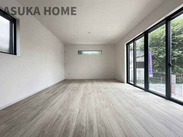 緑区北八朔町戸建の居間・リビング|たっぷりの陽射しを確保する3面採光です。風も良く抜けるので心地良い空間になってます。