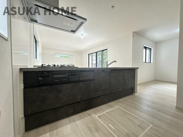 緑区北八朔町戸建のキッチン|LDKが見渡せるカウンターキッチン、お料理をしながら家族との団欒の時間も過ごせるキッチンです。