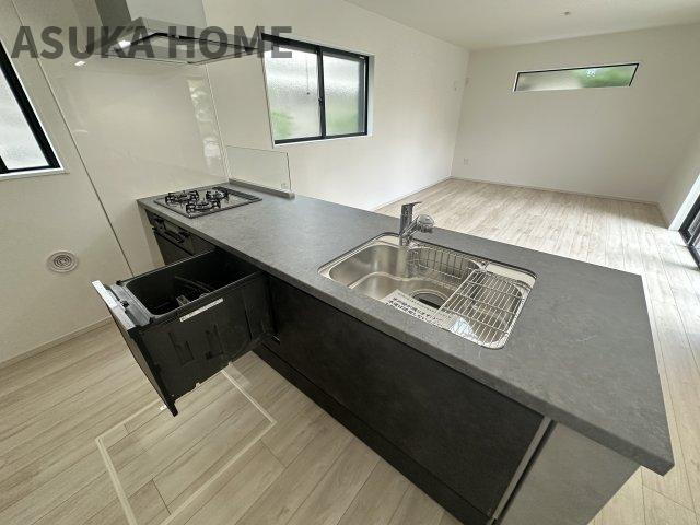 緑区北八朔町戸建のキッチン|広々とした作業台はお料理の手際が良くなり自分時間も確保できますね。食洗器付きで片付け効率◎