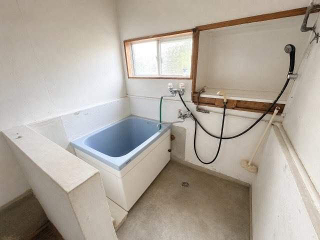 5Kに納戸と土間付｜日南市南郷町潟上・潮風香る港町に佇む戸建の浴室|換気窓を備えた浴室。装飾のないシンプルな深型の浴槽を採用
