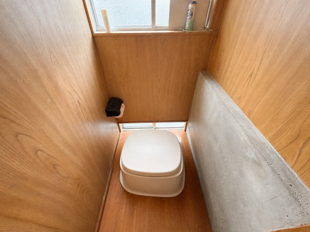 5Kに納戸と土間付｜日南市南郷町潟上・潮風香る港町に佇む戸建のトイレ|自然換気が可能な窓を備えた、独立した個室の洋式トイレ