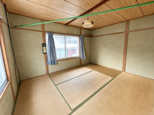 5Kに納戸と土間付｜日南市南郷町潟上・潮風香る港町に佇む戸建の和室|二面に大きな窓を配した、日差しが入りやすい6帖の和室