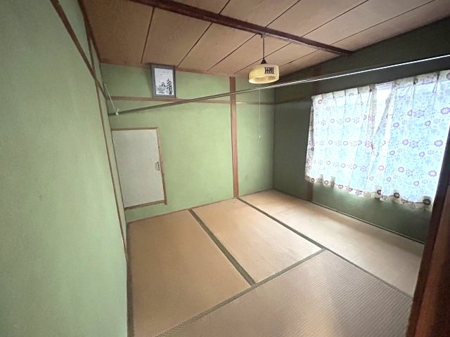 5Kに納戸と土間付｜日南市南郷町潟上・潮風香る港町に佇む戸建の和室|グリーンの壁が特徴的な4.5帖の和室。奥には採光用の窓を設置