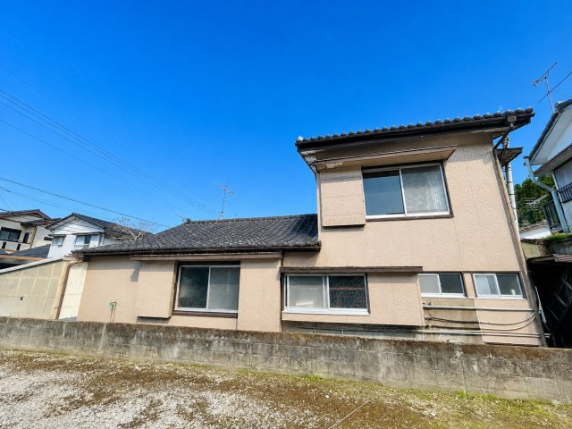 5Kに納戸と土間付｜日南市南郷町潟上・潮風香る港町に佇む戸建の外観|横から見た建物の全景。1階から2階にかけての段差がある形状