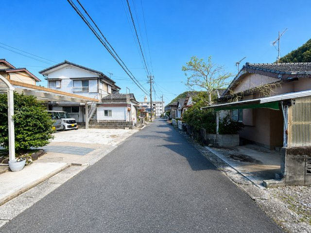 5Kに納戸と土間付｜日南市南郷町潟上・潮風香る港町に佇む戸建の前面道路含む現地写真|幅員4.0mの東側道路。周囲は住宅が立ち並ぶ落ち着いた環境