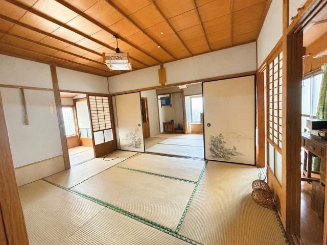 5Kに納戸と土間付｜日南市南郷町潟上・潮風香る港町に佇む戸建の和室|続き間として利用可能な和室。襖を開放して一体的な空間を確保