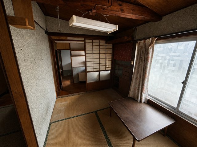 5Kに納戸と土間付｜日南市南郷町潟上・潮風香る港町に佇む戸建の和室|二方向に窓を配し、障子越しに安定した光を取り込める一室