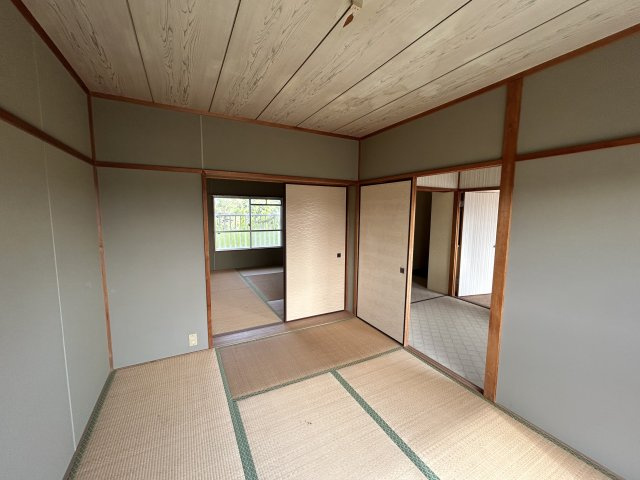宮崎県日南市 １棟アパートの和室|複数の和室が続く間取りで、ファミリー向けに◎。押入れ収納も各部屋に完備され、収納力は申し分なし。