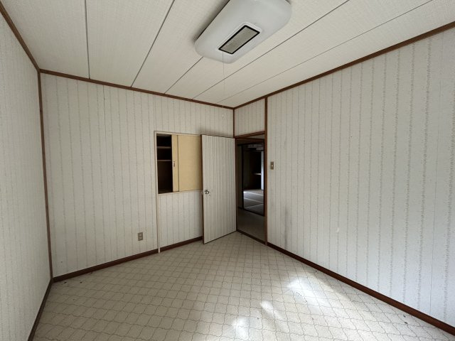宮崎県日南市 １棟アパートの洋室|シンプルで落ち着いたデザインの壁紙が、心地よい居住空間を演出します