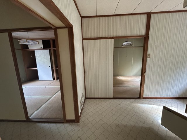 宮崎県日南市 １棟アパートの居間・リビング|複数の部屋とつながる、開放的で広々としたダイニングキッチンスペース。奥には和室、左側には洋室が続き、