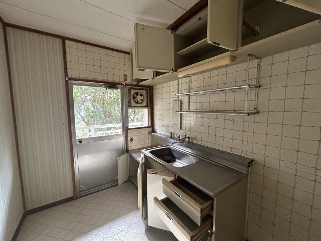 宮崎県日南市 １棟アパートのキッチン|バルコニーへ直接アクセスできるため、ゴミ出しや洗濯物干しも便利です。