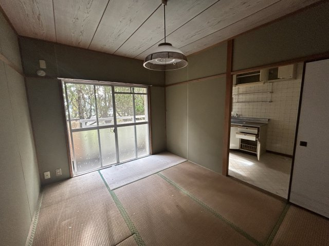 宮崎県日南市 １棟アパートの和室|大きな窓からの採光が心地よく、家族団らんの時間を過ごすのに最適な空間