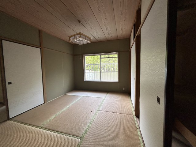 宮崎県日南市 １棟アパートの和室|畳の香りが心地よい6畳和室。押入れ収納完備で、布団や季節用品をすっきり収納できます