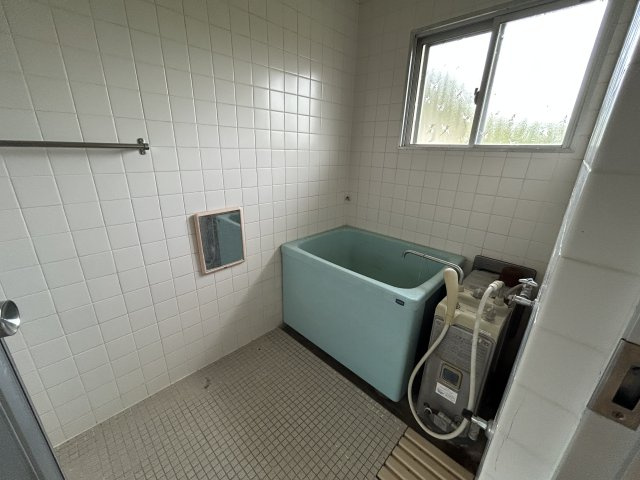宮崎県日南市 １棟アパートの浴室|タイル張りの清潔な浴室。窓付きで換気も良好◎、カビ対策もしやすい環境です