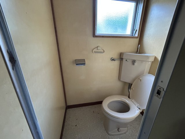 宮崎県日南市 １棟アパートのトイレ|窓から自然光が入り、換気も◎なトイレ空間