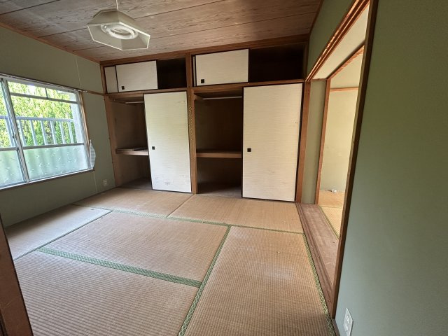 宮崎県日南市 １棟アパートの和室|布団や季節用品をたっぷり収納できます。和室ならではの実用的な収納設計で、生活空間をすっきり保てます。